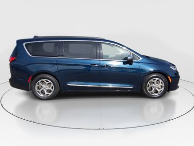 2023 Chrysler Pacifica — photo 8 view