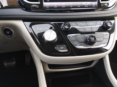 2023 Chrysler Pacifica — photo 13 view