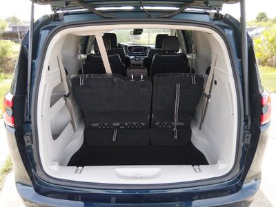 2023 Chrysler Pacifica — photo 11 view