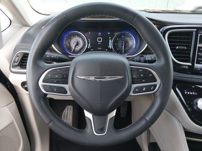 2023 Chrysler Pacifica — photo 12 view