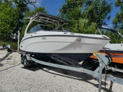 2017 Yamaha Boats 242 Limited S — front three-quarter view