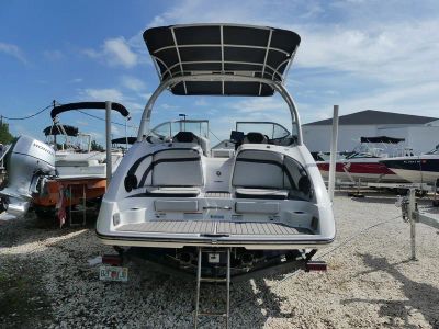 2017 Yamaha Boats 242 Limited S — interior view