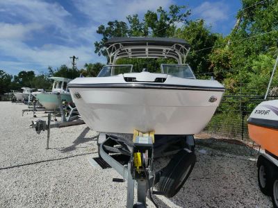 2017 Yamaha Boats 242 Limited S — side profile view