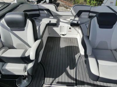 2017 Yamaha Boats 242 Limited S — photo 8 view