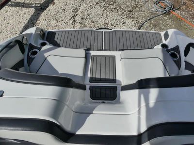 2017 Yamaha Boats 242 Limited S — detail view