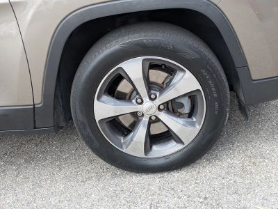 2019 Jeep Cherokee — photo 11 view