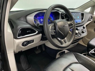 2024 Chrysler Pacifica — side profile view