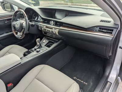 2017 Lexus ES - Photo 11