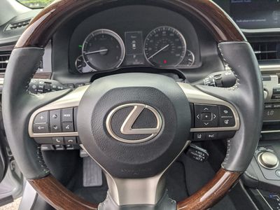 2017 Lexus ES - Photo 26