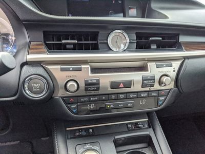 2017 Lexus ES - Photo 22