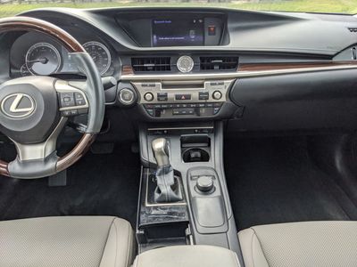2017 Lexus ES - Photo 14