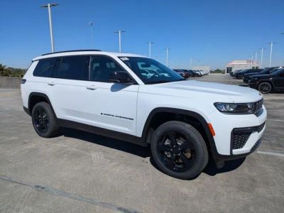 2026 Jeep Grand Cherokee Altitude in Bright White Clear-Coat Exterior Paint — front three-quarter view