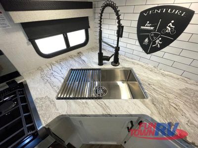 2026 Venture RV Stratus — photo 17 view