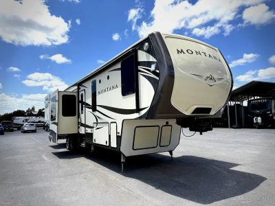 2016 Keystone Montana — front three-quarter view