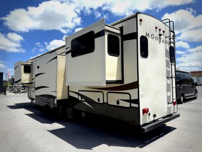 2016 Keystone Montana — rear three-quarter view