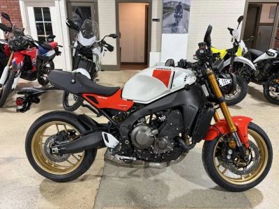 2026 Yamaha XSR900 — front three-quarter view