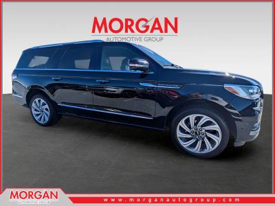 2023 Lincoln Navigator L Reserve in Black Metallic — front three-quarter view