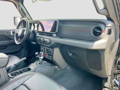2025 Jeep Wrangler - Photo 28