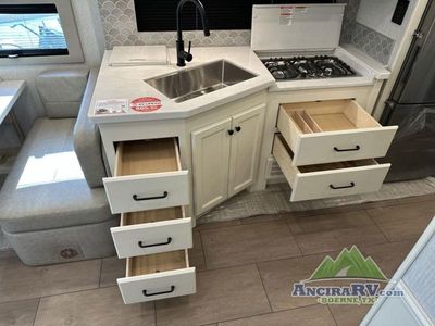 2026 Tiffin Motorhomes Byway - Photo 12