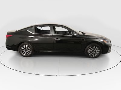 2025 Nissan Altima — photo 8 view