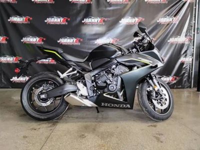 2026 Honda® CBR650R E-Clutch — front three-quarter view