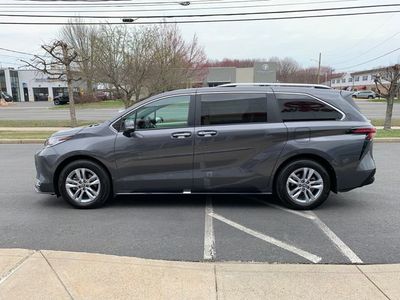 2025 Toyota Sienna Limited - Photo 7