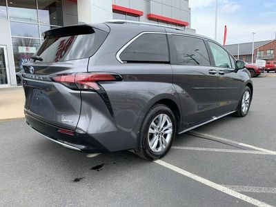 2025 Toyota Sienna Limited - Photo 4