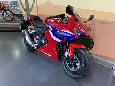 2025 Honda CBR500R - Photo 2