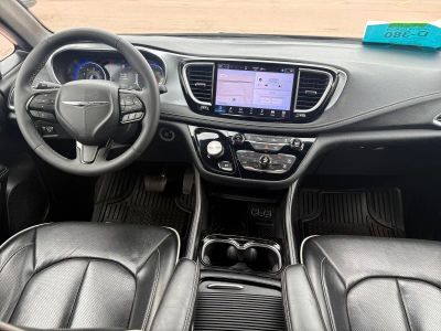 2025 Chrysler Pacifica - Photo 12