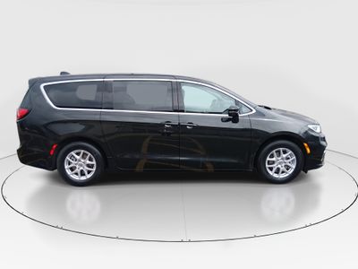 2024 Chrysler Pacifica — photo 8 view
