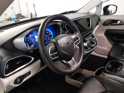 2024 Chrysler Pacifica — photo 13 view