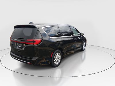 2024 Chrysler Pacifica — photo 7 view