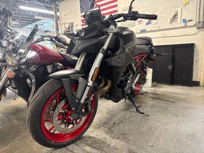 2025 Suzuki GSX 800R — front three-quarter view
