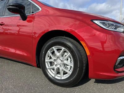 2026 Chrysler Pacifica — photo 10 view