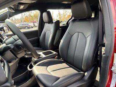 2026 Chrysler Pacifica — photo 11 view