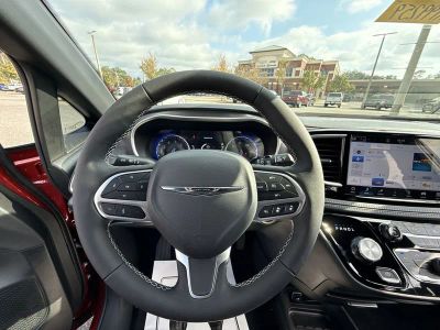 2026 Chrysler Pacifica — photo 14 view
