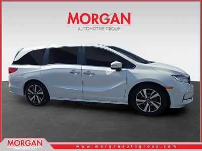 2022 Honda Odyssey Touring — front three-quarter view