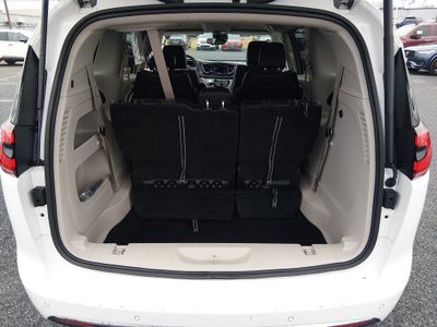 2024 Chrysler Pacifica — photo 11 view