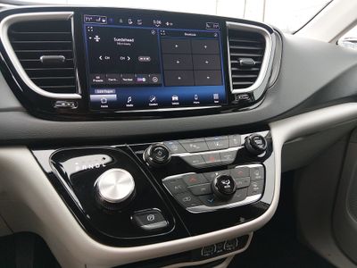2024 Chrysler Pacifica — photo 17 view