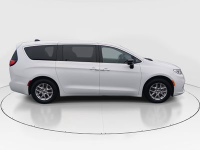 2024 Chrysler Pacifica — photo 8 view