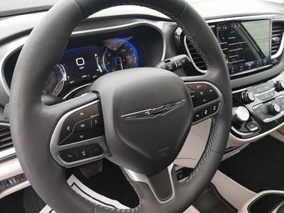 2024 Chrysler Pacifica — photo 12 view