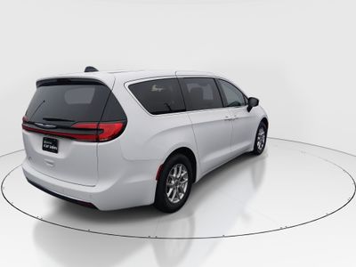 2024 Chrysler Pacifica — photo 7 view