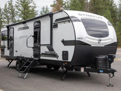 2026 Venture Stratus 262VFK — front three-quarter view