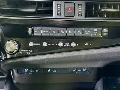 2023 Lexus ES - Photo 23