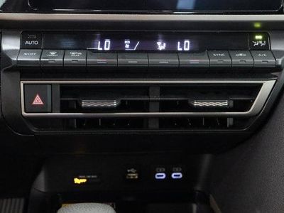 2025 Toyota Camry FWD - Photo 18