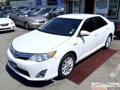 2014 Toyota Camry Hybrid — rear three-quarter view