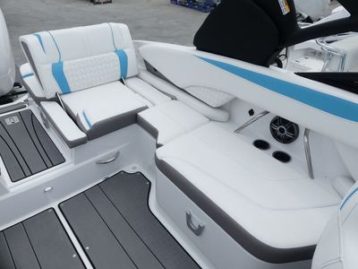 2025 Hurricane SunDeck 2600 OB - Photo 16