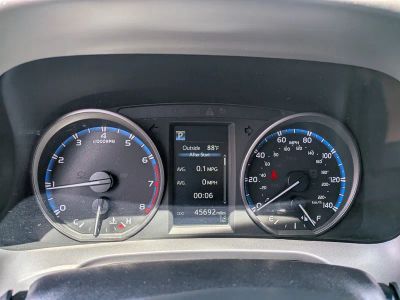 2017 Toyota RAV4 — photo 28 view
