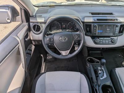 2017 Toyota RAV4 — photo 18 view