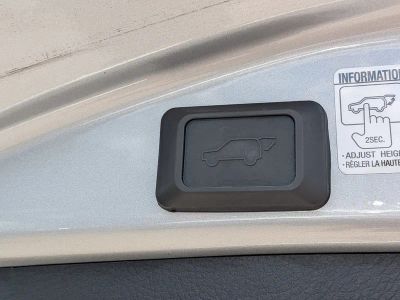 2017 Toyota RAV4 — photo 14 view